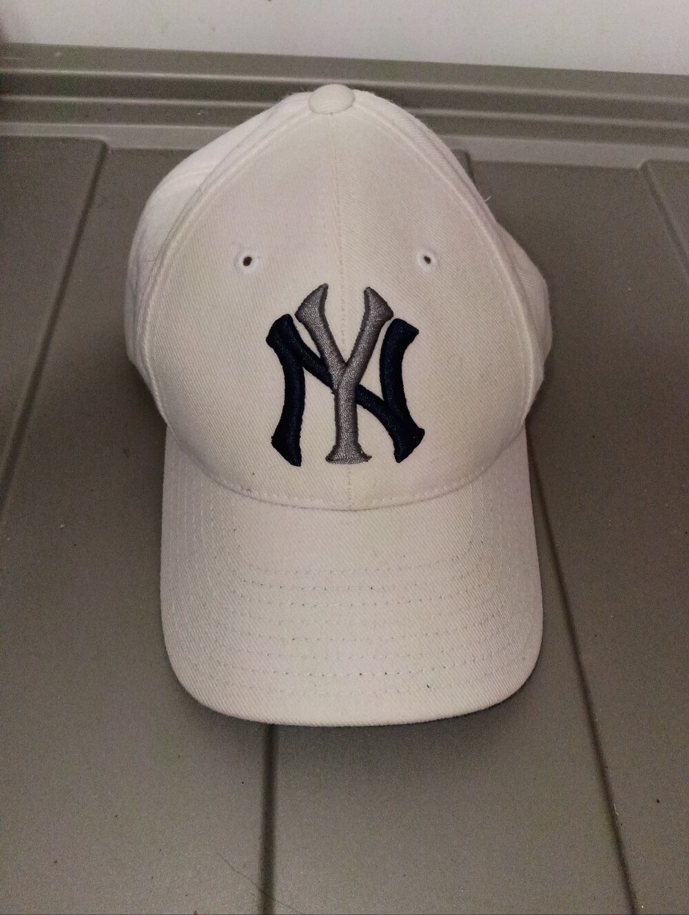 NY Yankees White Baseball Cap - Embroidered Logo
